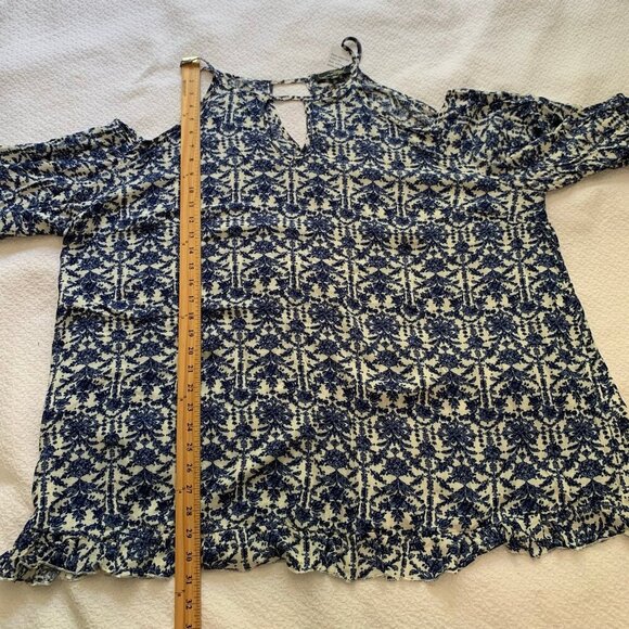 NEW Suzanne Betro cold shoulder lightweight flutter sleeve flowy shirt top - Picture 5 of 8